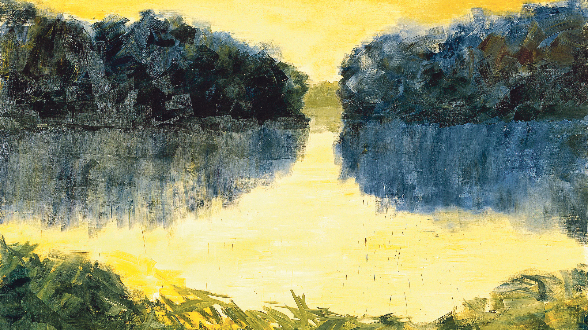 gelber See mit blauen Spiegelungen und Wald