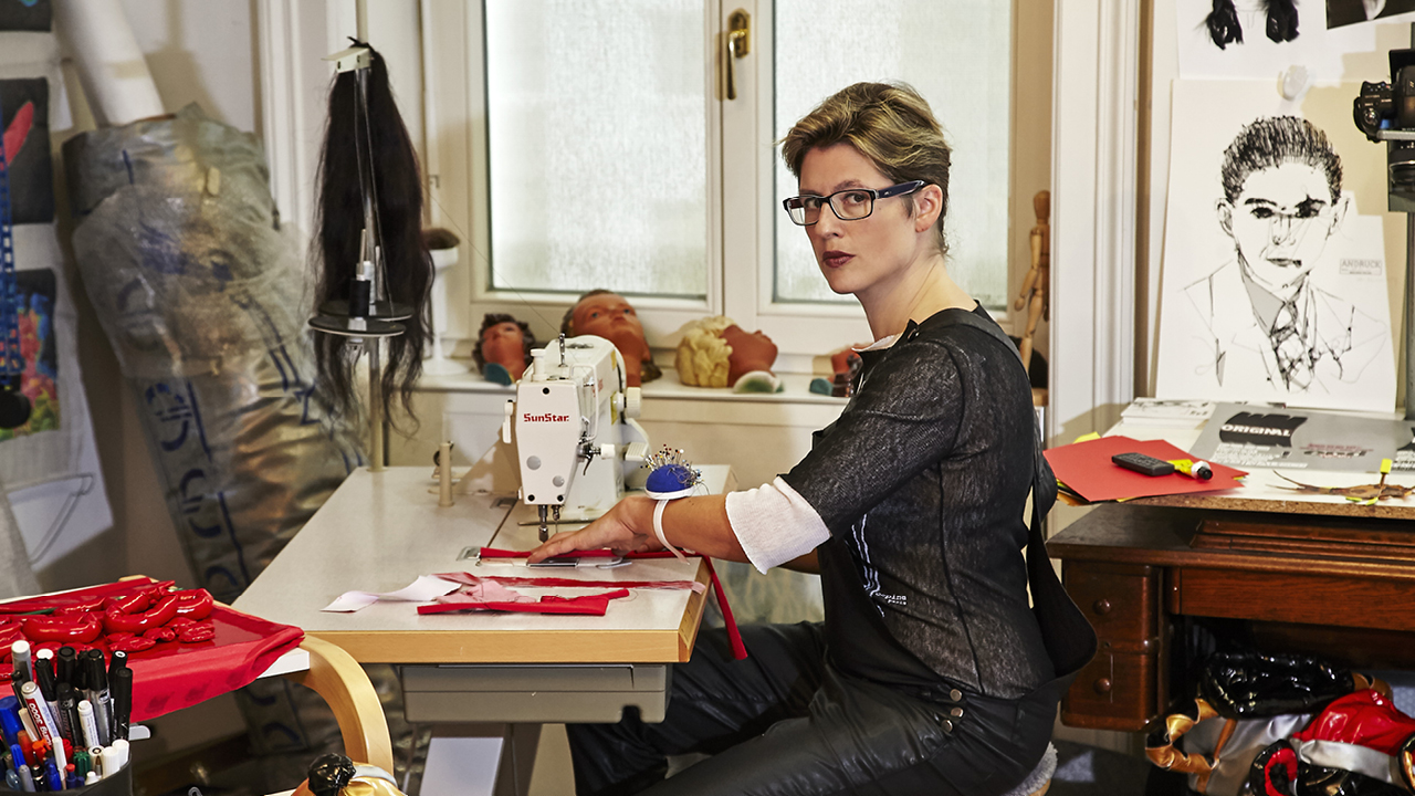 Ina Loitzl, Künstlerin sitzt in ihrem Atelier an der Nähmaschine