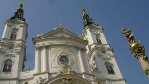 Blick auf die zwei Türme der Piaristenkirche