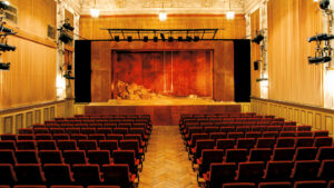 Blick in den Saal des Vienna English Theatre - Blick auf die Bühne er