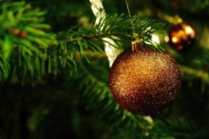 Weihnachtskugel am Baum