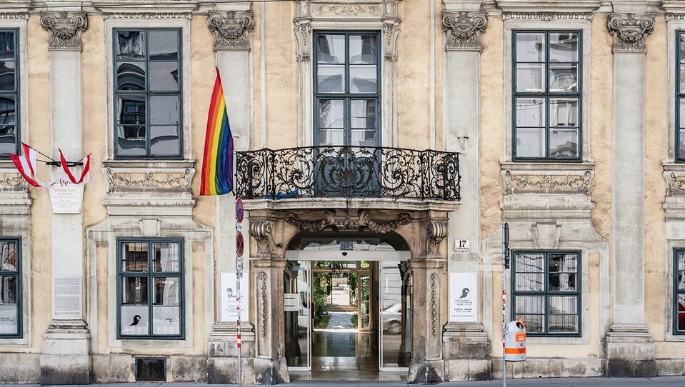 eingang des Volkskundemuseums mit Regenbogenfahne