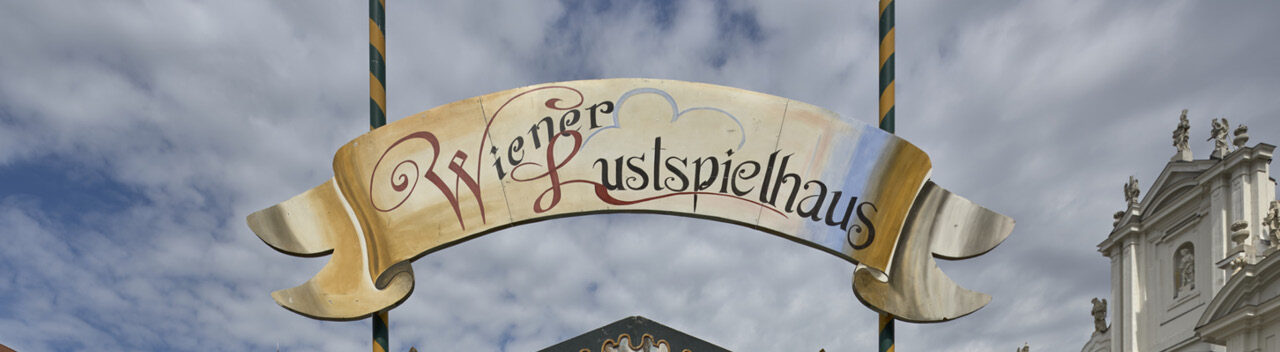 Eingangsschild mit Beschriftung in altem Stil "Wiener Lustspielhaus"
