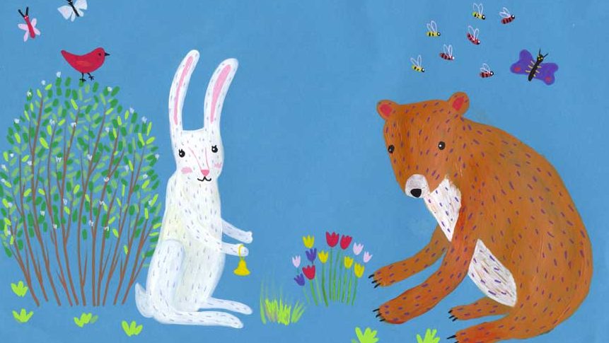 Kinderzeichnung: weißer Osterhasen und ein brauner Bär. Sie sitzen auf einer Wiese mit Blumen und Sträuchern. Im Hintergrund sieht man Vögel, Bienen und Schmetterlinge