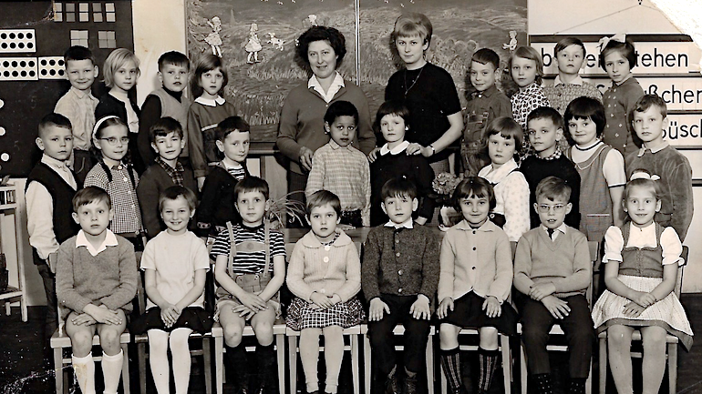 schwarz-weiß Gruppen-Fotografie einer Volksschulklasse um die 1960er Jahre