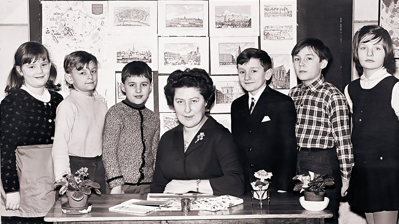 Gruppenfoto Lehrerin mit Schülern aus den 60er Jahren